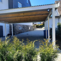 Gartenansicht auf Parkplatz